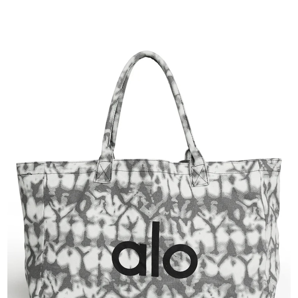 ALO Yoga iconic shopper tote